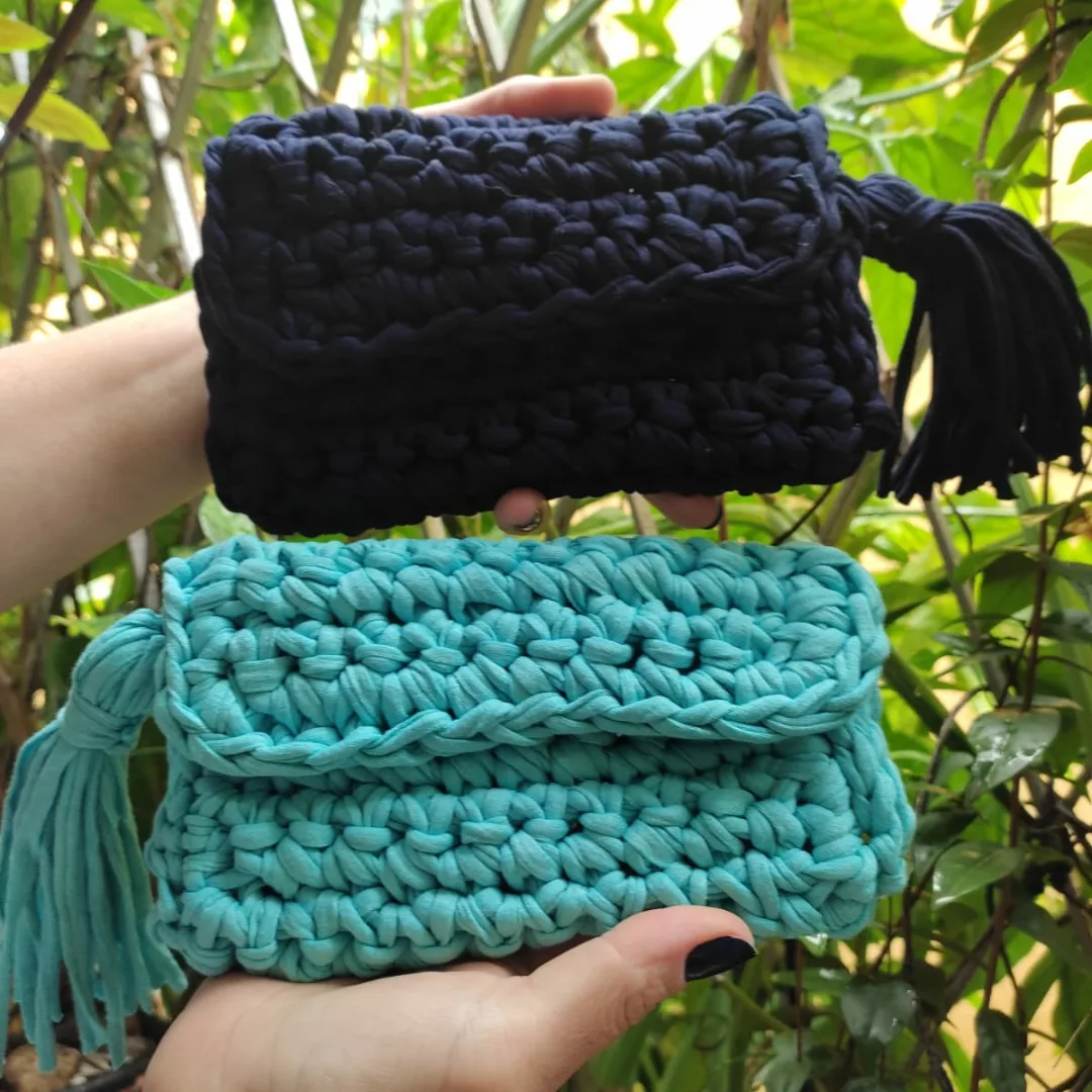 Clutch de crochê em fio de malha