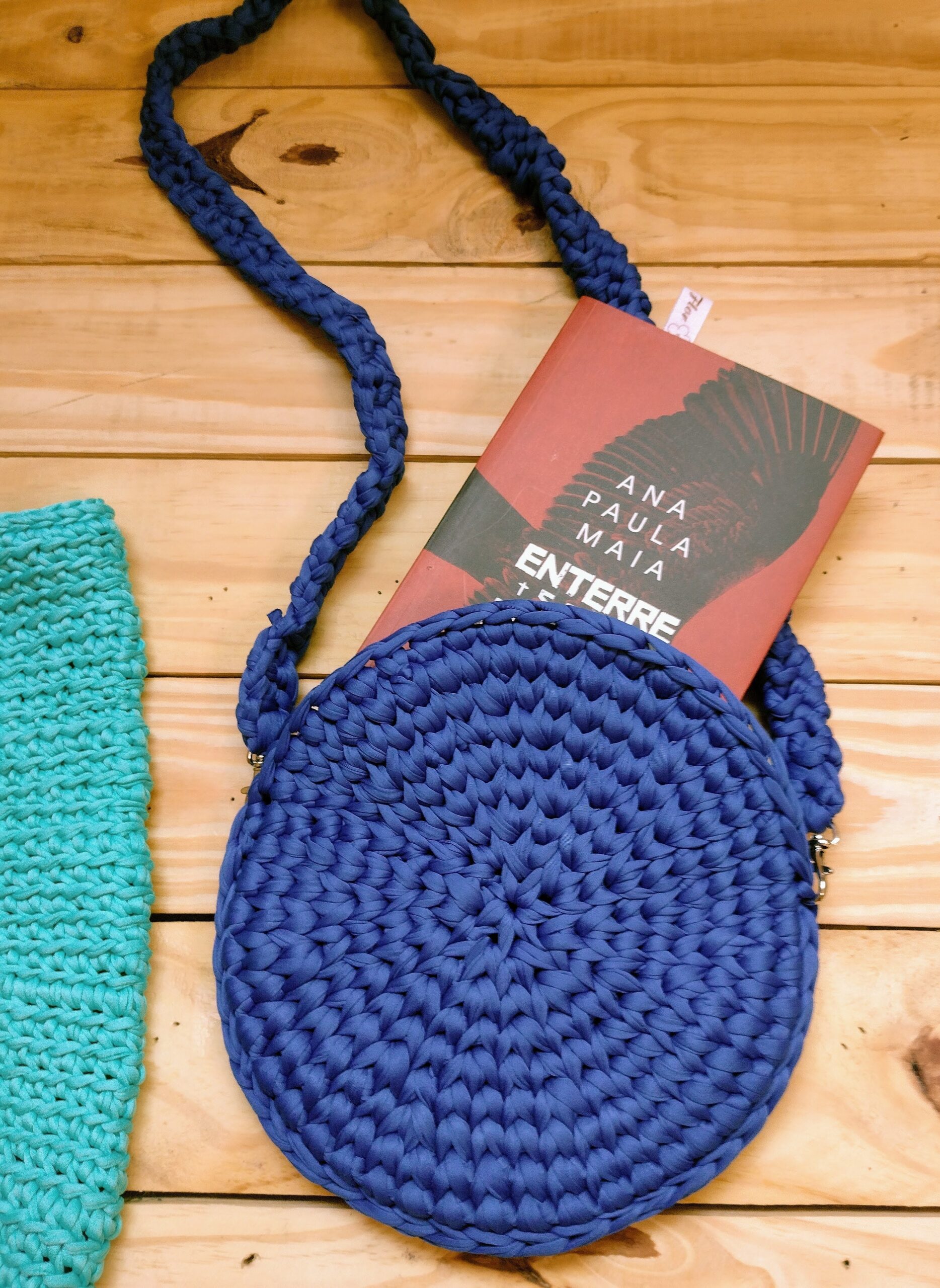 Bolsa Tira colo de crochê - Lua minguante na cor azul marinho