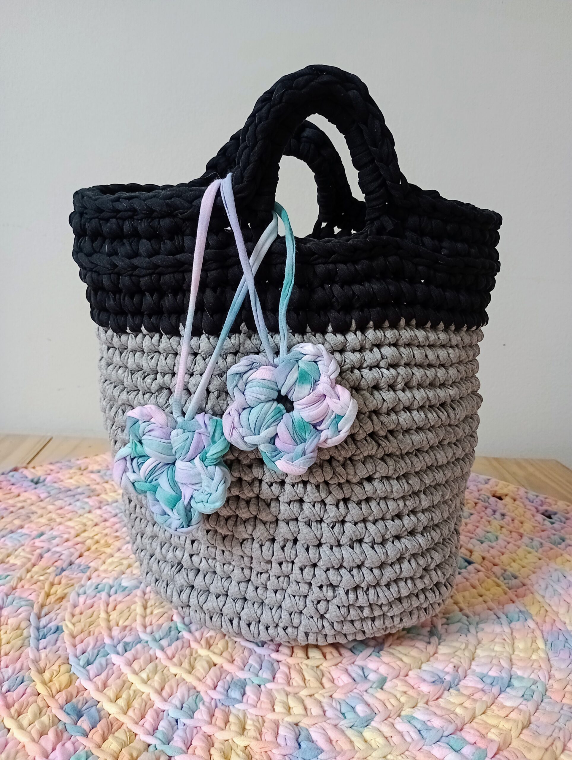 Bolsa cesto de mão pequena - preto e cinza
