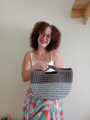 Bolsa de mão grande - em tons de cinza
