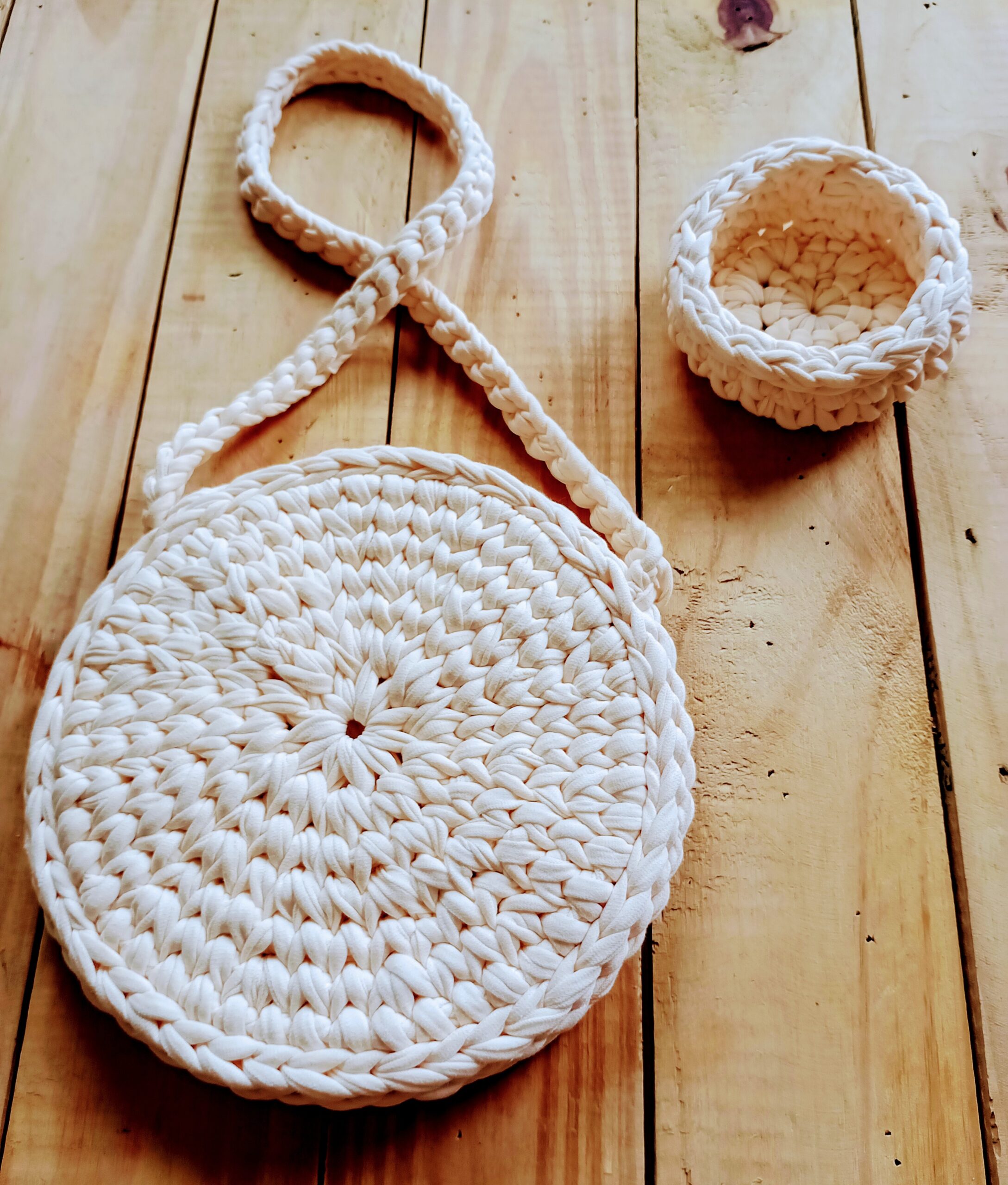 Bolsa tira colo de crochê - Lua Minguante na cor cru