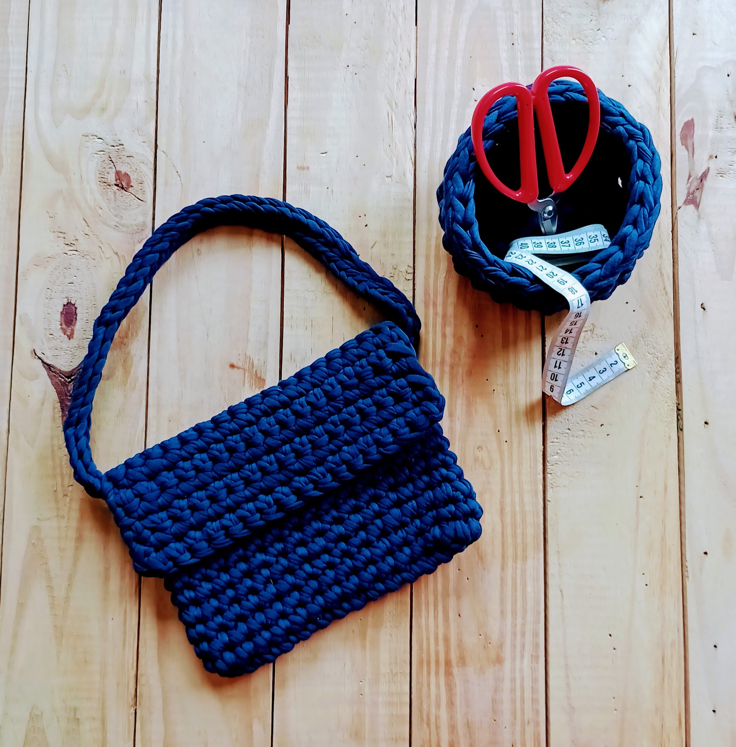 Bolsa feminina de crochê clássica - tira colo na cor azul marinho