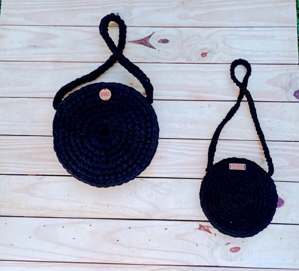 Bolsa tira colo de crochê -  Lua Minguante na cor preto - Image 3