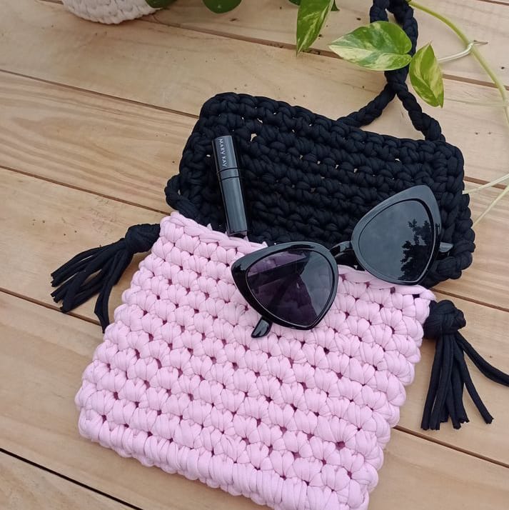 Bolsa Feminina de crochê  - tira colo duo de cores preto e rosa