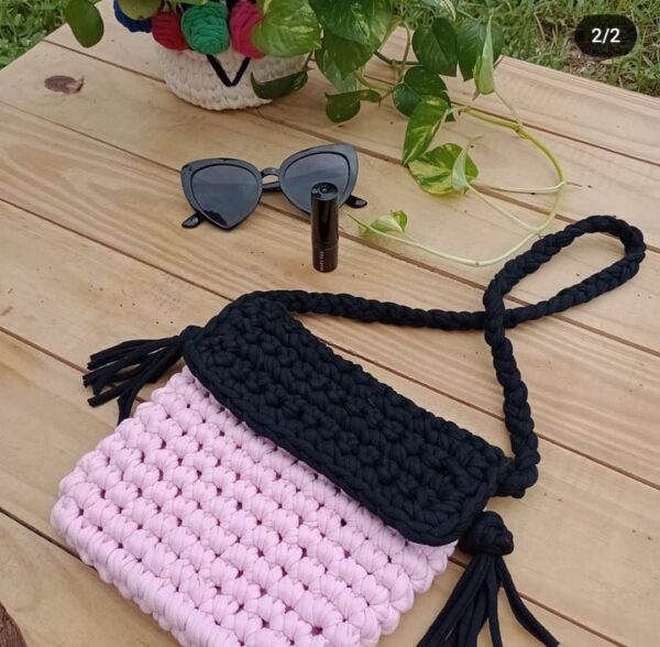 Bolsa Feminina de crochê  - tira colo duo de cores preto e rosa - Image 3
