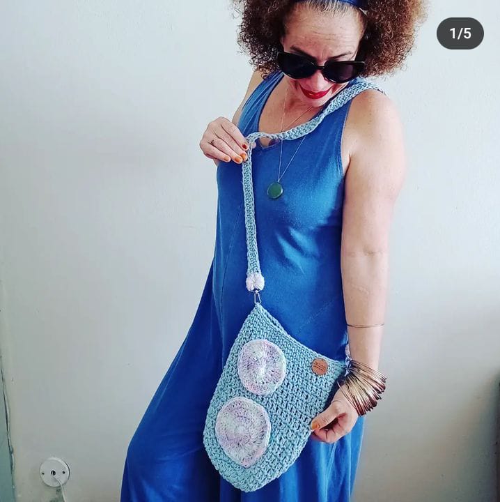 Bolsa tira colo em barbante com detalhes em lã azul claro