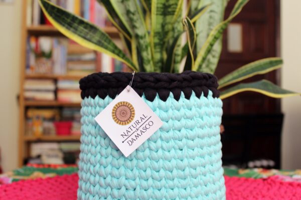 Cachepot azul bebê com borda preta