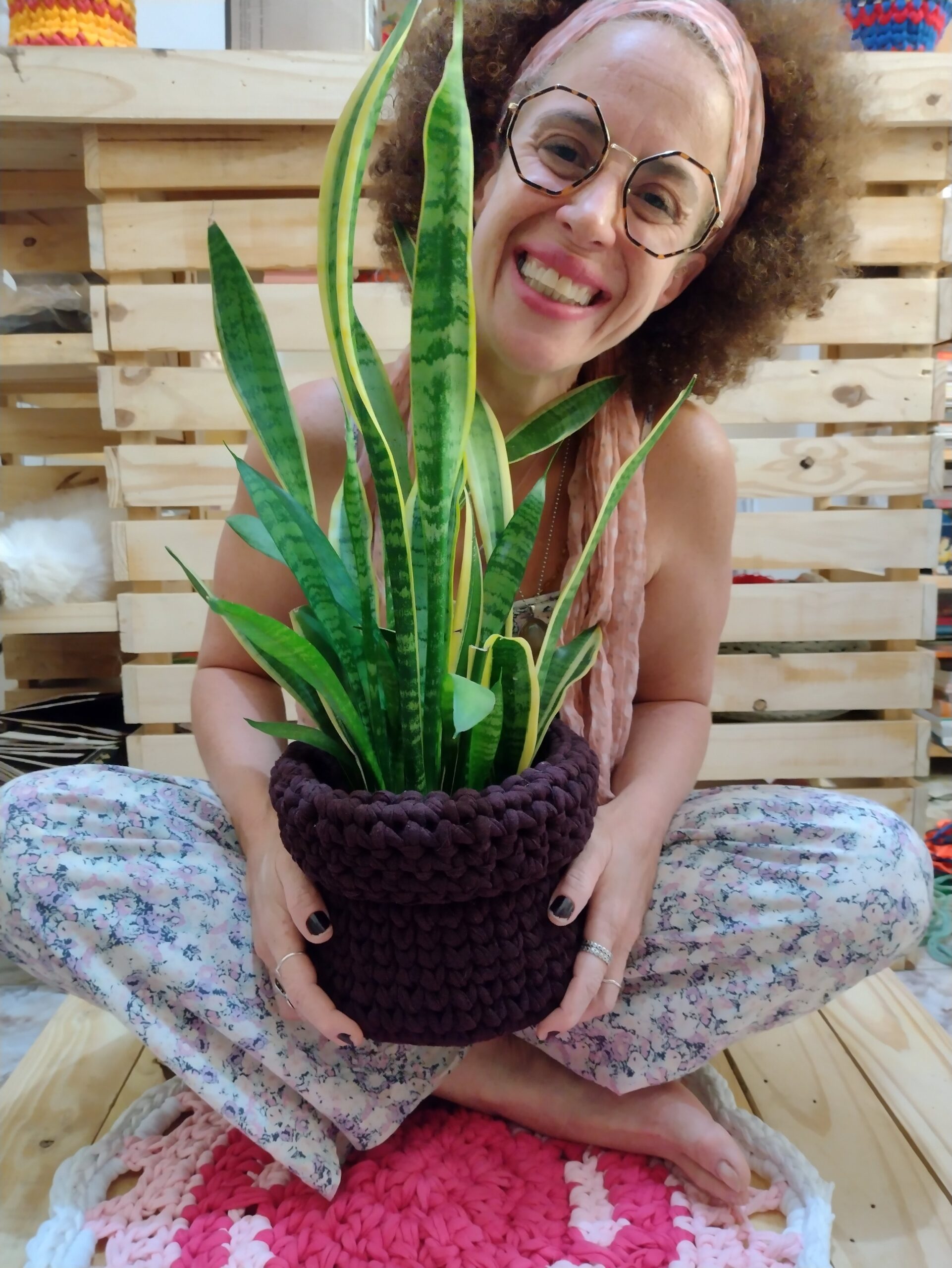 Cachepot com borda dobrável em fio de malha na cor vinho