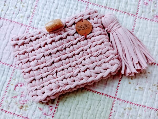 Porta-Documentos de Crochê com Fio de Malha Rosa Chá – Natural de Damasco