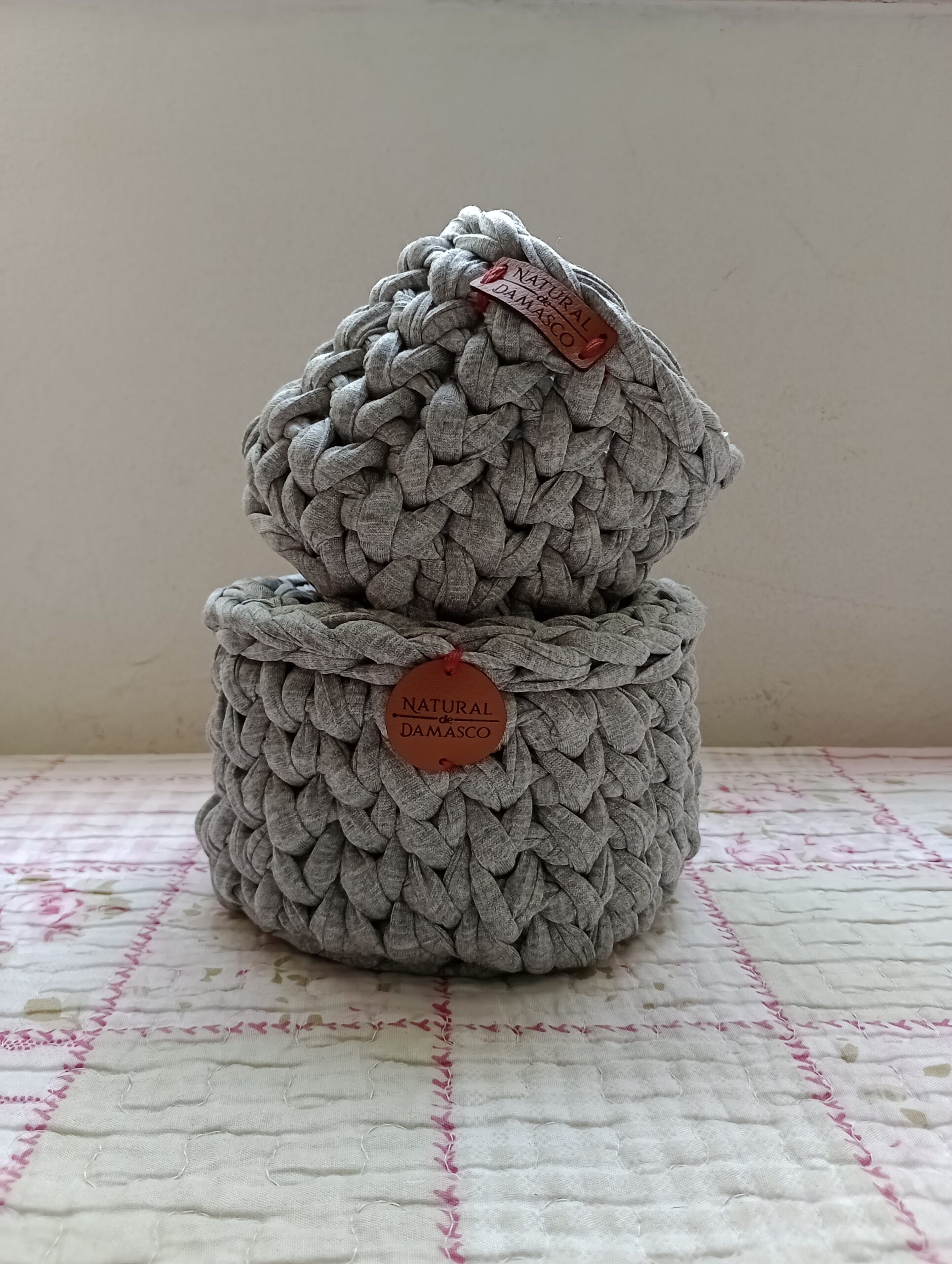 **Mini Cachepot Natural de Damasco – Praticidade e Consciência para Pequenos Espaços**