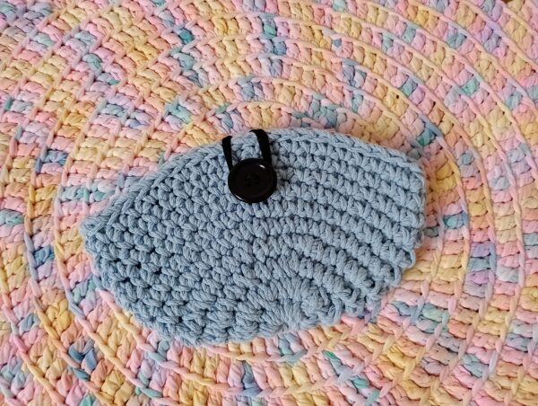 Clutch de crochê meia lua azul claro