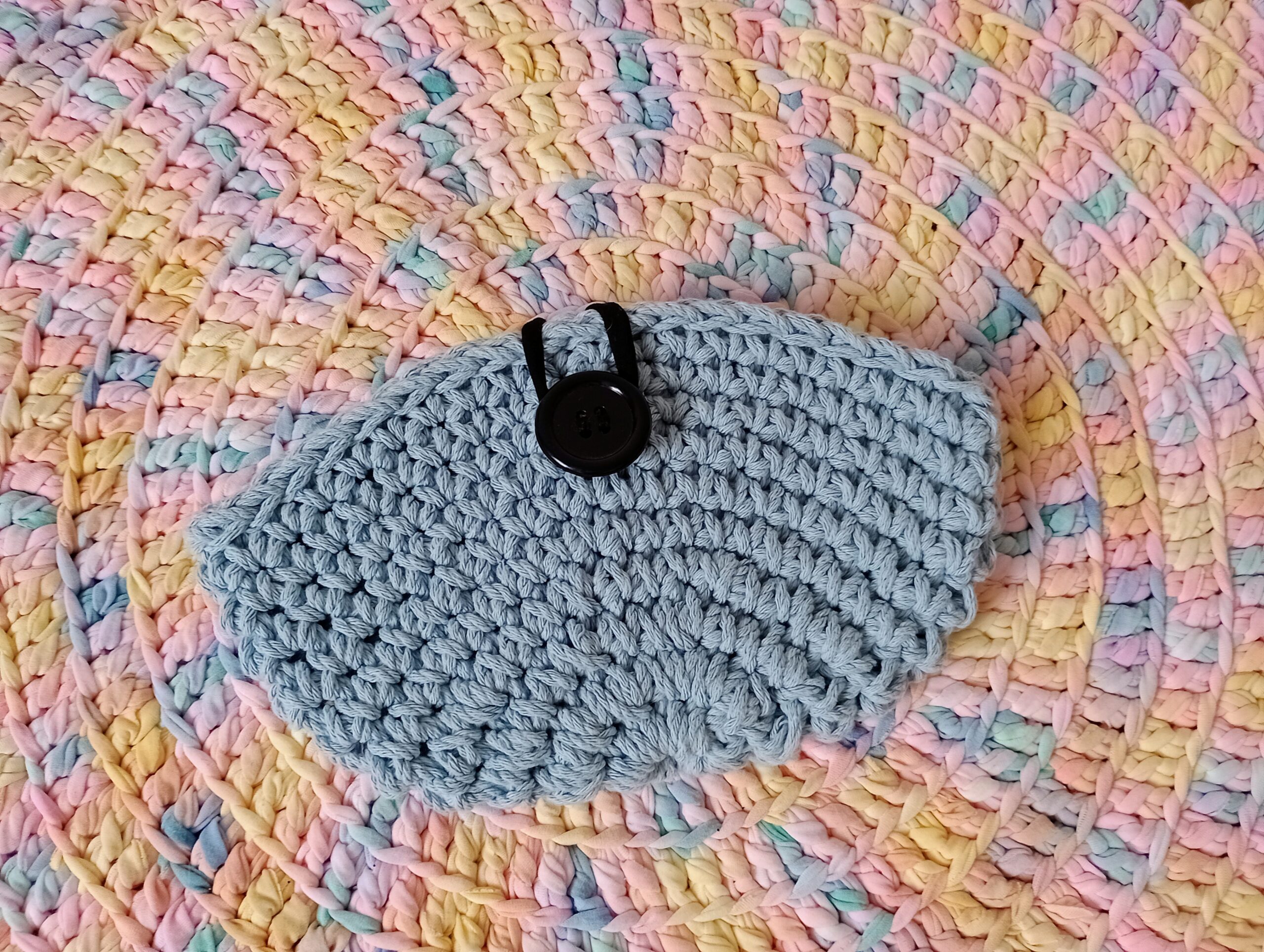 Clutch de crochê meia lua azul claro