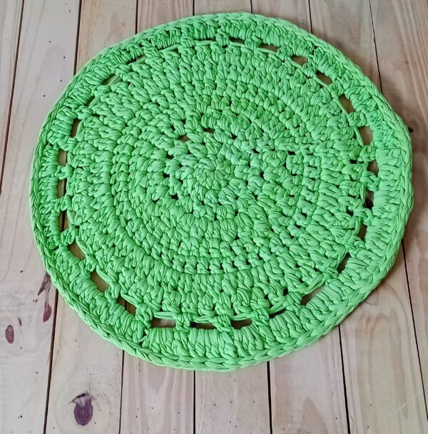 Tapete vazado de crochê verde limão