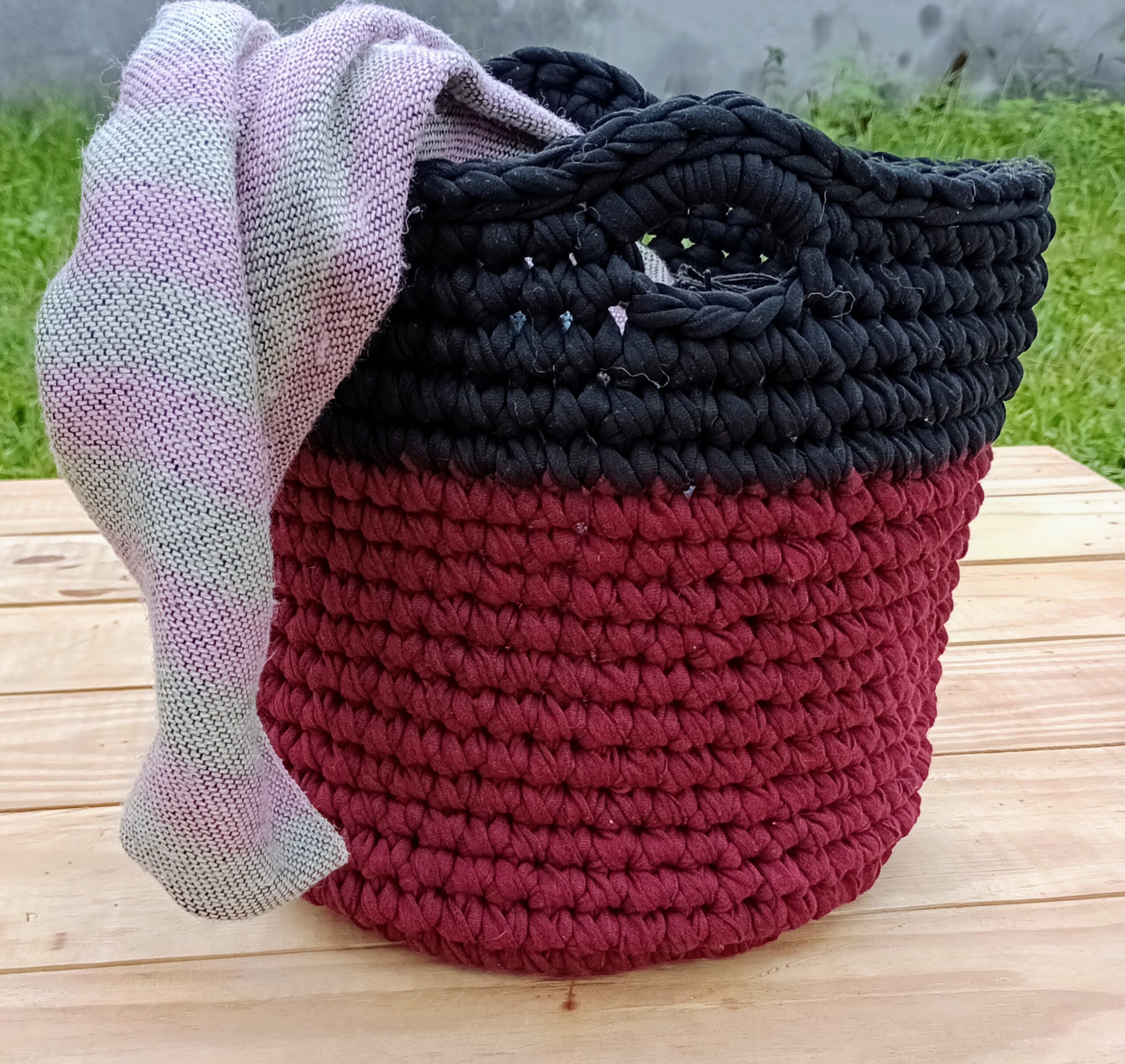 Bolsa de mão média de crochê com fio de malha dou de cores preto e vinho