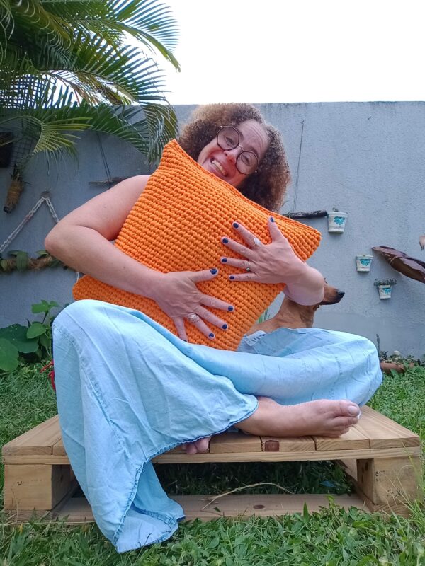 Almofada de Crochê em Fio de Malha – laranja - Image 2