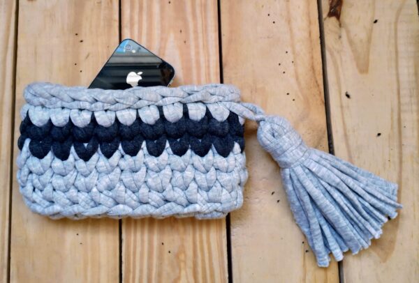 Clutch tons cinza e preto em fio de malha com tassel
