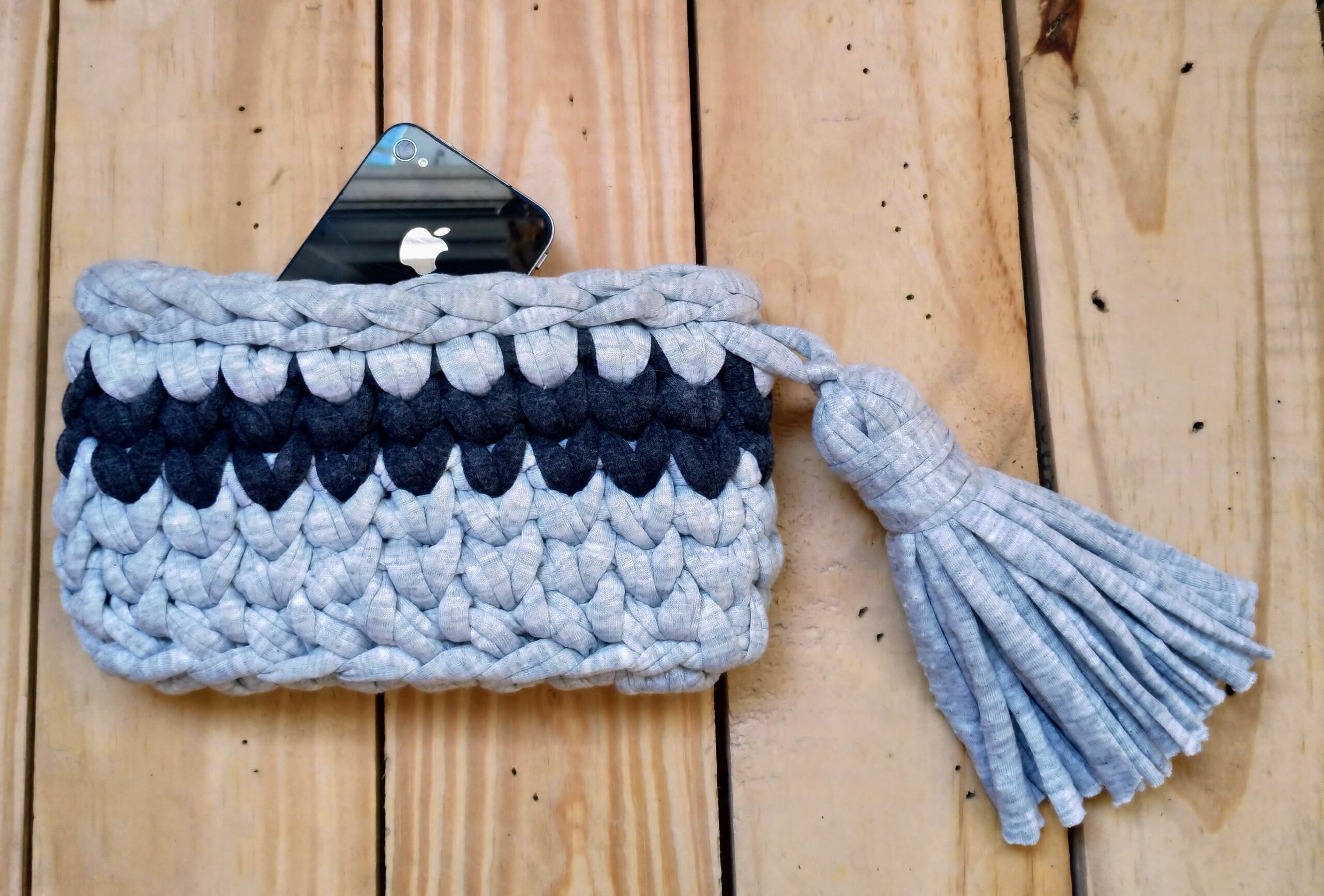 Clutch tons cinza e preto em fio de malha com tassel