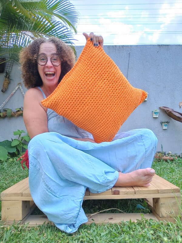 Almofada de Crochê em Fio de Malha – laranja - Image 3
