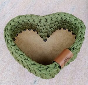 Cachepô de Coração Verde musgo com Base de MDF