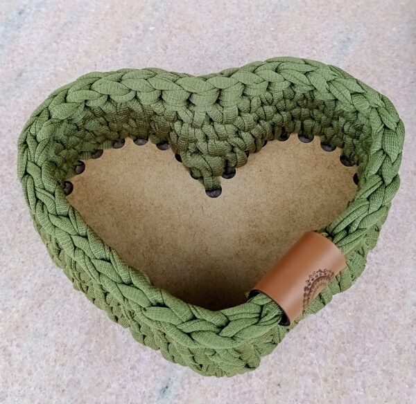 Cachepô de Coração Verde musgo com Base de MDF