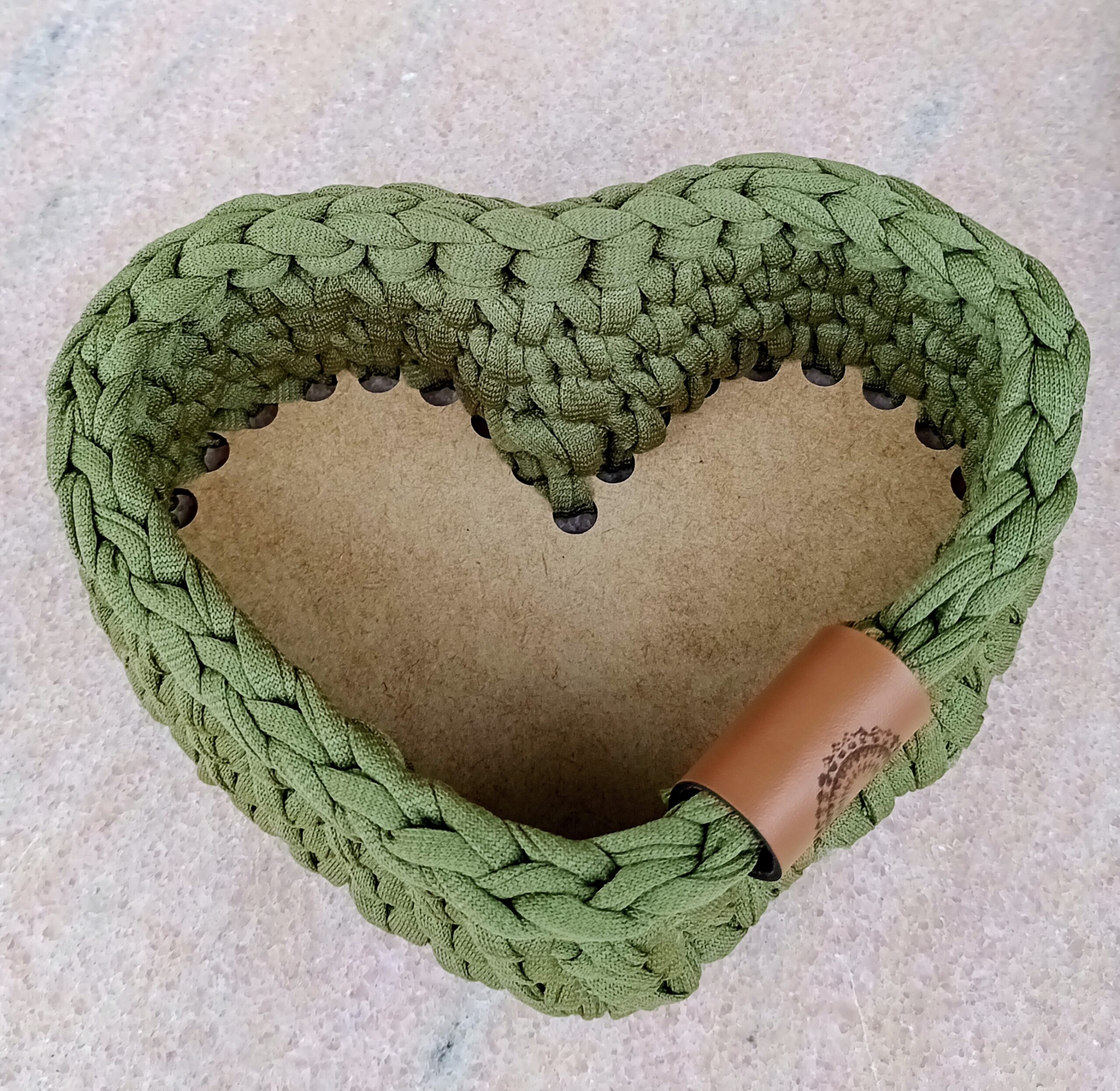Cachepô de Coração Verde musgo com Base de MDF