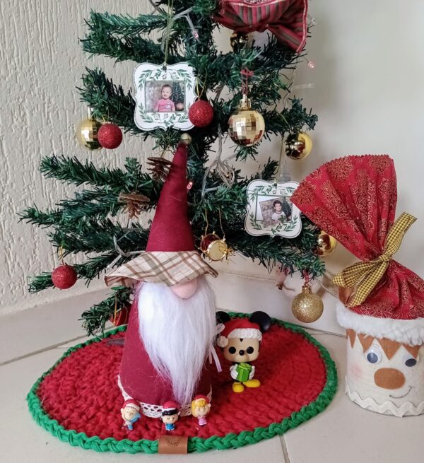 Tapete para árvore de natal na cor vermelho com borda verde