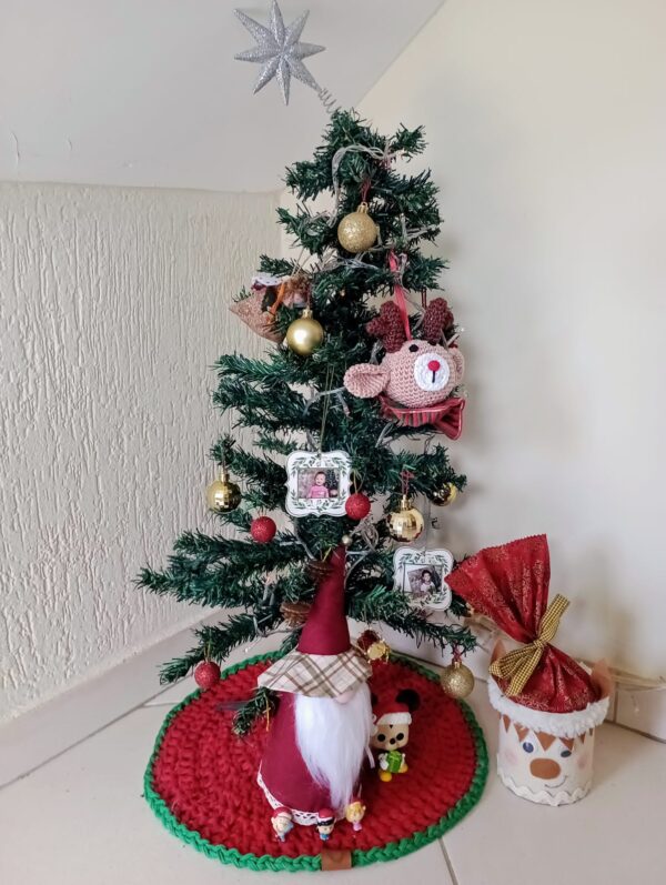 Tapete para árvore de natal na cor vermelho com borda verde - Image 2