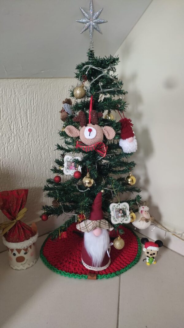 Tapete para árvore de natal na cor vermelho com borda verde - Image 4