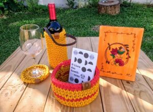 Coleção "Versos & Laçadas de Natal"/cor mostarda com detalhes em vermelho