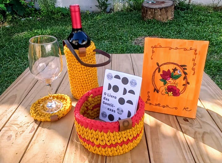 Coleção "Versos & Laçadas de Natal"/cor mostarda com detalhes em vermelho