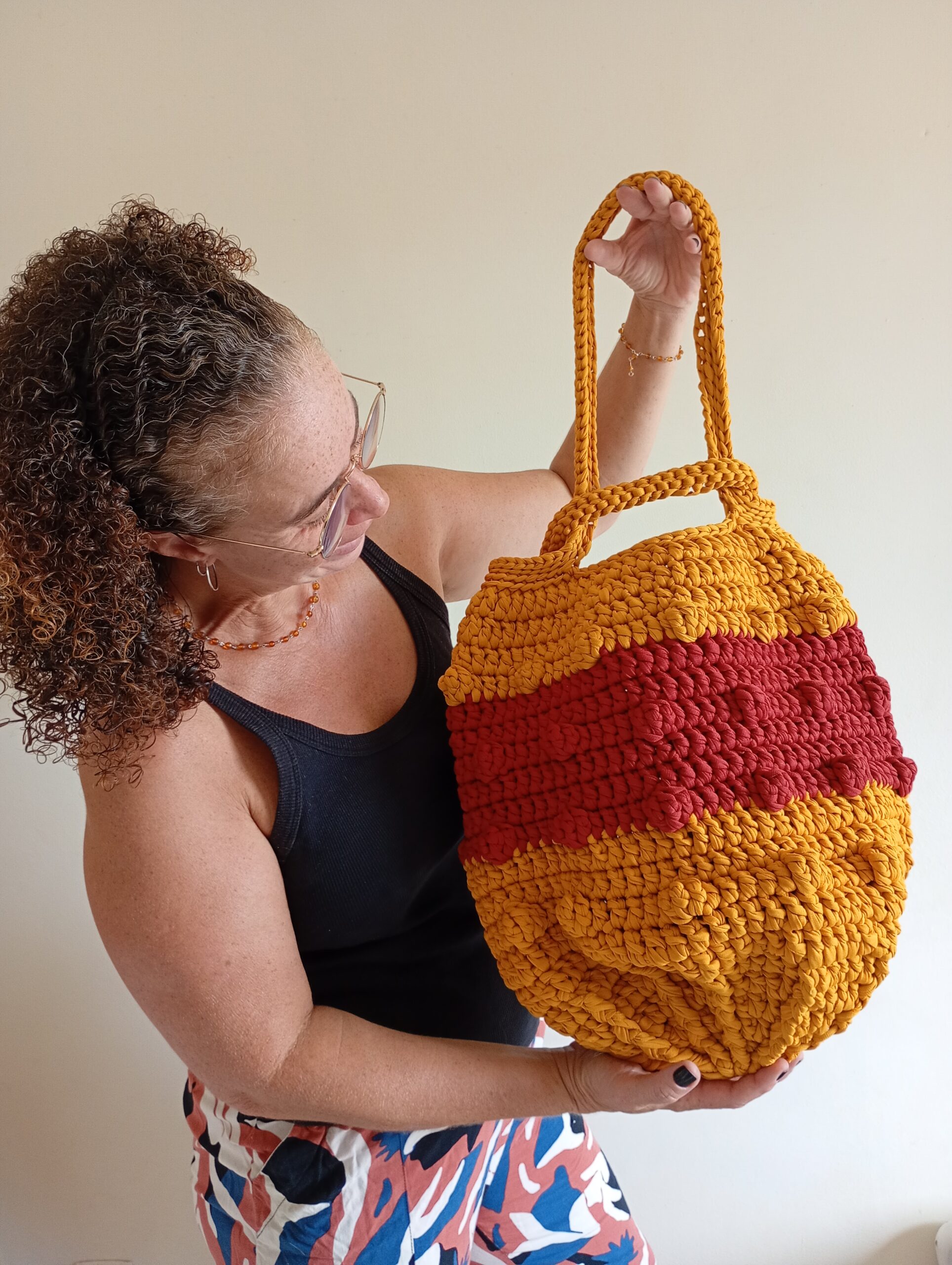 Bolsa artesanal em crochê Produção manual Peça única Textura em relevo Produzida por Natural de Damasco